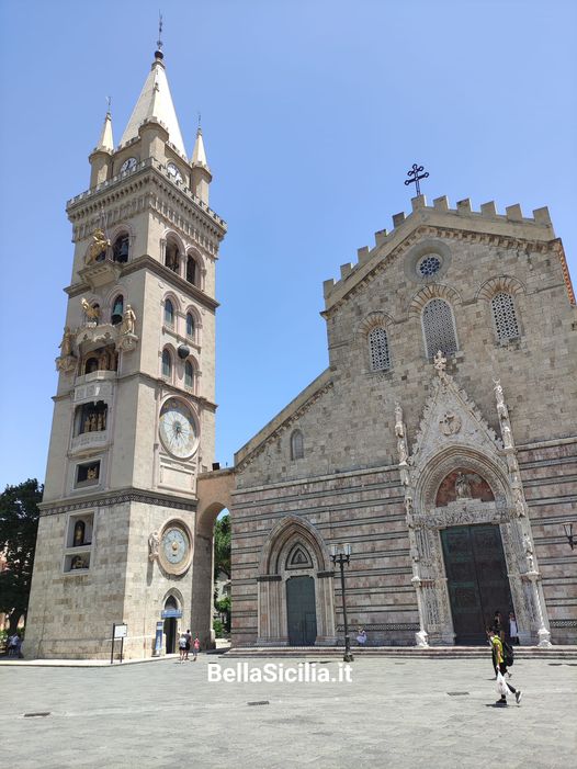 Il Duomo di Messina con il campanile e il suo orologio astronomico