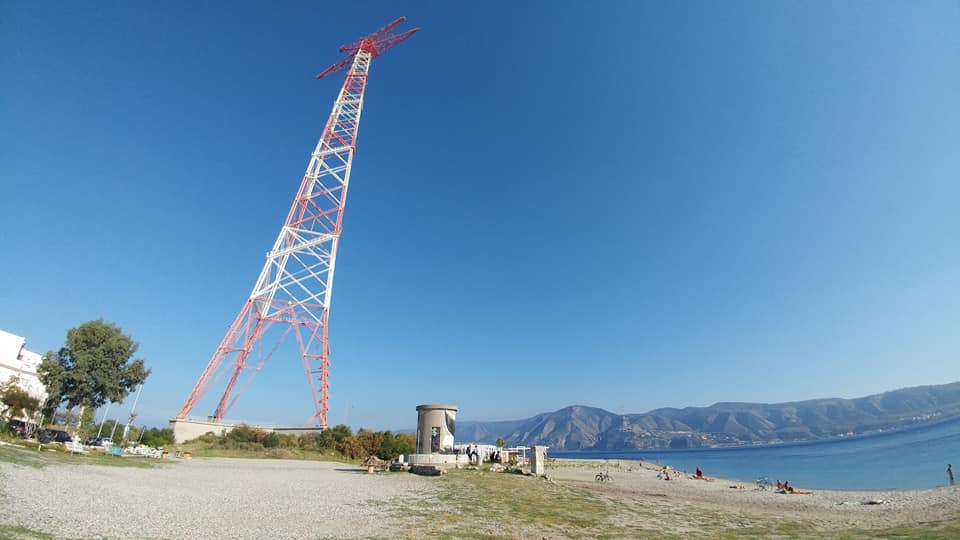 Pilone di Torre Faro dalla spiaggia