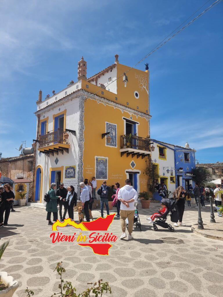 Casette colorate nella piazza principale di Borgo Parrini