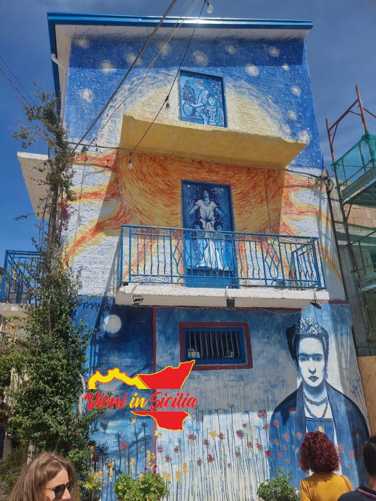 Casetta colorata con murales